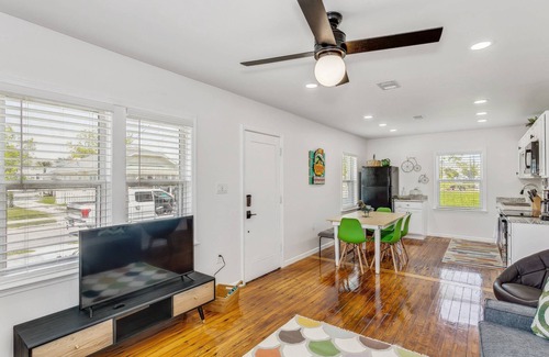 Downtown House | Unbeatable Location-Walk To The Wahoos Stadium, Community Maritime Park or Palafox-Sm. Dog Friendly