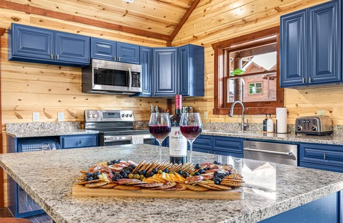 Caton Cabin | Unbelievable Kids Paradise: Themes, Pool, Spa, Golf, Games, Popcorn and Movies