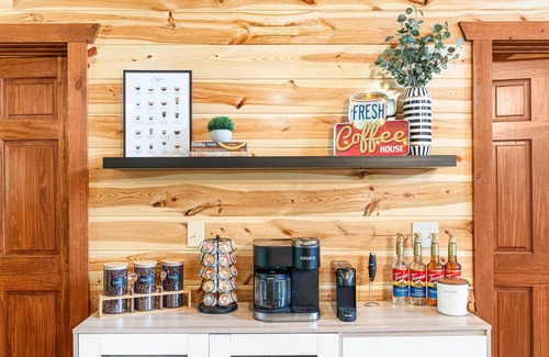 Caton Cabin | Unbelievable Kids Paradise: Themes, Pool, Spa, Golf, Games, Popcorn and Movies