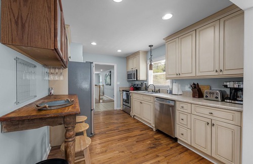 Summerville House | under 7 min to Masters, Pool, Sauna, Gym, Fie Pit, Luxury Amenities