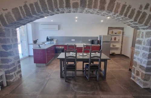 Cotignac House | Une Nuit au Cœur D'un Vignoble Provençal + Piscine