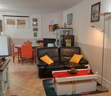 Saint-Medard-de-Guizieres Apartment | une pause quelque part au jardin des érables et des niwakis