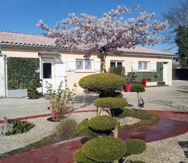 Saint-Medard-de-Guizieres Apartment | une pause quelque part au jardin des érables et des niwakis