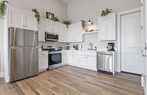 Northridge Apartment | Unforgettable views, deck, BBQ, sleeps 13, 4br4ba