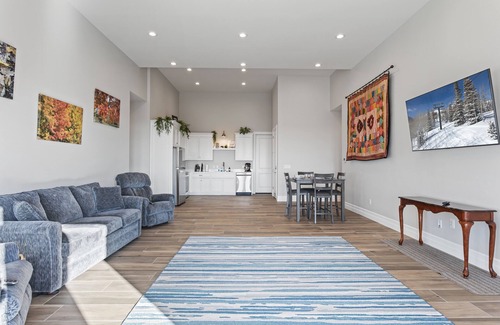 Northridge Apartment | Unforgettable views, deck, BBQ, sleeps 13, 4br4ba