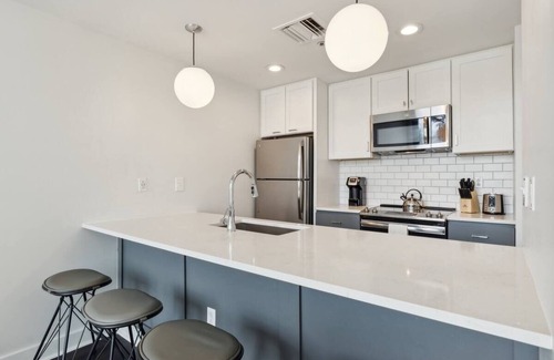 Downtown Pittsburgh Hotel | Union Station Comfort | Kitchen & Gym Access | Close to Business District