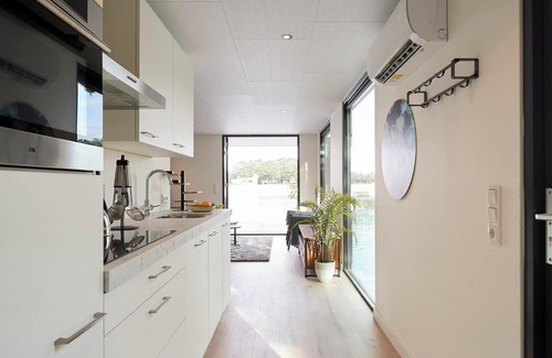 Maasbree House | Unique 2-person lodge hanging above the water, with luxury kitchen, air conditioning and a stunning terrace overlooking the lake.