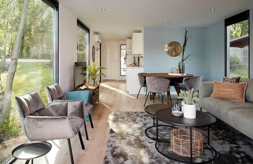 Maasbree House | Unique 2-person lodge hanging above the water, with luxury kitchen, air conditioning and a stunning terrace overlooking the lake.