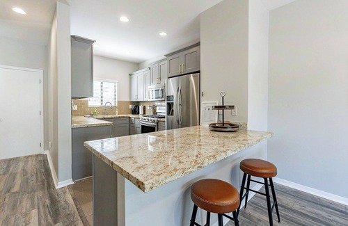 Alhambra House | Unique 3 Story, 3 En-suite, Garage & Rooftop deck