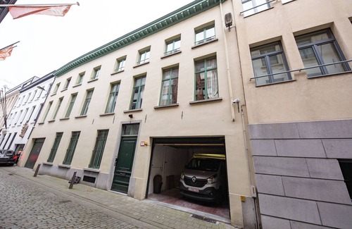 University District Apartment | Unique Apartment In Historic Mansion