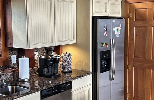 Paducah Cabin | Unique country lodge! Pet friendly & close to everything in the area