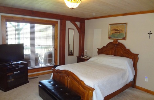 Paducah Cabin | Unique country lodge! Pet friendly & close to everything in the area