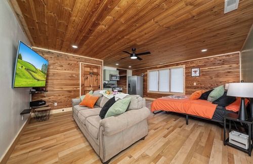 Crossville Cabin | Unique & Cozy Getaway Cabin king bed only 15min from Town