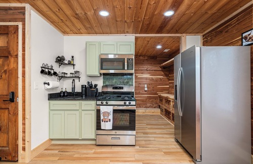 Crossville Cabin | Unique & Cozy Getaway Cabin king bed only 15min from Town