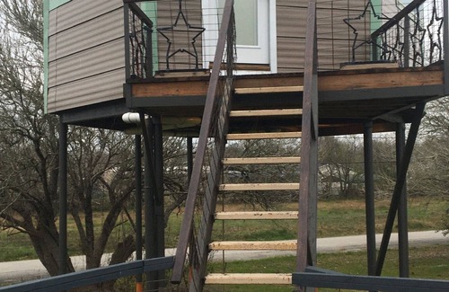 Dickinson Apartment | Unique & Cozy Tree house