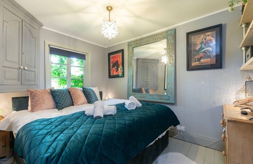 Cheltenham Cottage | Unique Hidden Stay - Central Cheltenham - Sleeps 6