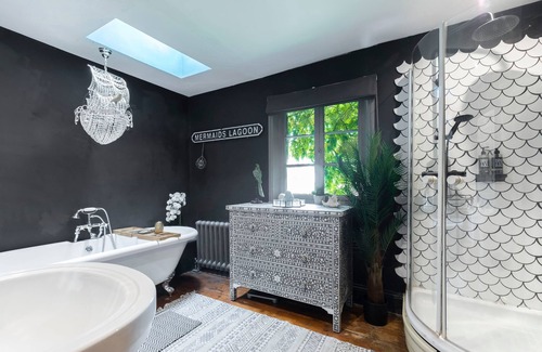 Cheltenham Cottage | Unique Hidden Stay - Central Cheltenham - Sleeps 6