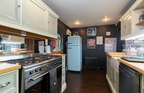 Cheltenham Cottage | Unique Hidden Stay - Central Cheltenham - Sleeps 6