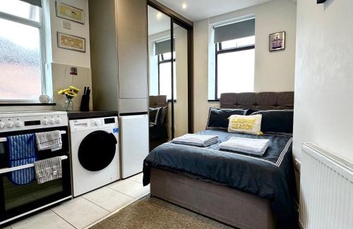 West Hendon Apartment | Unique Modern, Private Apartment,15 Mins To Central London