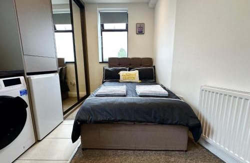West Hendon Apartment | Unique Modern, Private Apartment,15 Mins To Central London
