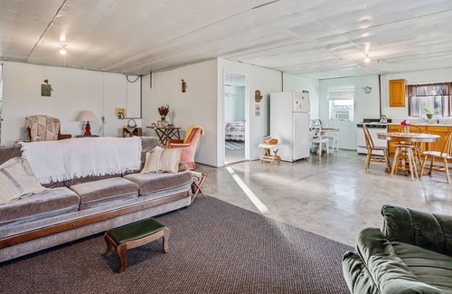 Salem Cottage | Unique Relaxing Getaway With Country Lodging 3 Bedroom Cottage by Redawning