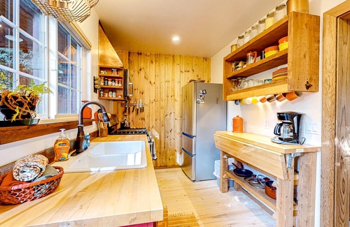Fort Bragg Cabin | Unique retreat surrounded by redwoods - outdoor tub & wood stove, dog-friendly