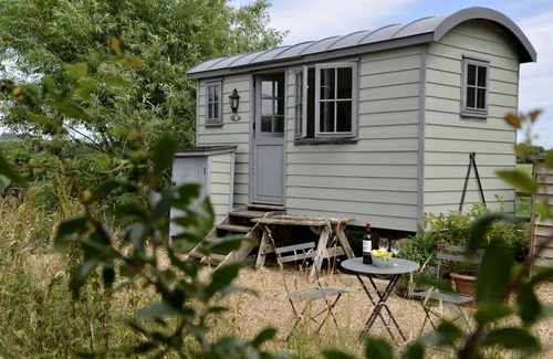 East Ashling House | Unique, tranquil retreat in fabulous grounds with own garden & pond. Nr Goodwood