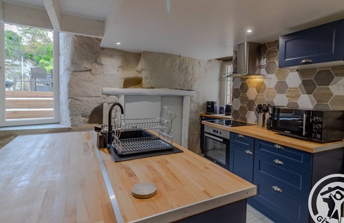 Les Ulmes Cottage | Unique Troglodyte Cottage near Saumur - Jacuzzi, Garden, Games Room