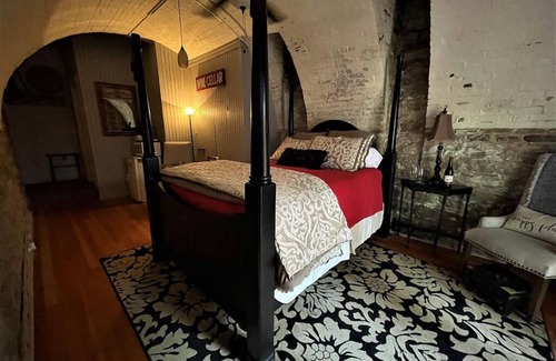 Hermann Bed & Breakfast | Unique wine cellar suite in the heart of Downtown Hermann!