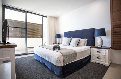 Airlie Beach Hotel | Unit 80 3 B/R Lux Ocean View