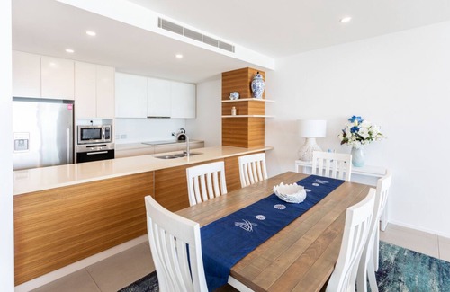 Airlie Beach Hotel | Unit 80 3 B/R Lux Ocean View