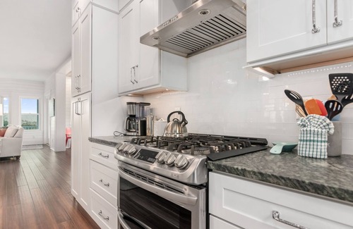 Flora's Bluff House | Unmatched Oceanfront Elegance - Ensuite Privacy, Gourmet Kitchen, Both Clubs & More!