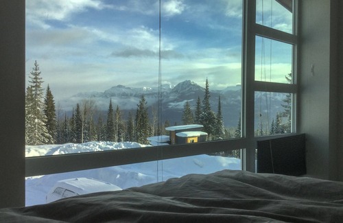 Golden House | Unparalleled Modern Luxury with Panoramic Mountain Views 4Br/3.5Ba