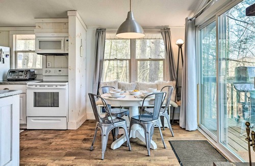 Queen Cabin | Unplugged Mountain Retreat with Porch Swings!