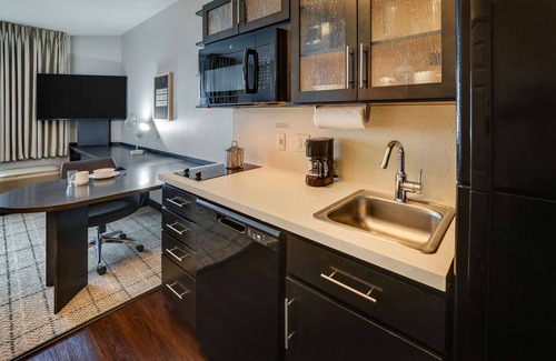 Doral Hotel | Unveil the Hidden Gem of Doral! 2 Spacious Units, Kitchen, Pool, Free Parking!