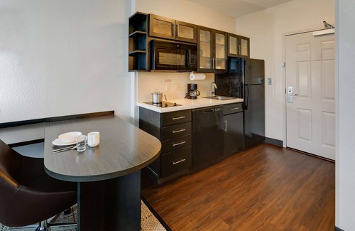 Doral Hotel | Unveil the Hidden Gem of Doral! 2 Spacious Units, Kitchen, Pool, Free Parking!