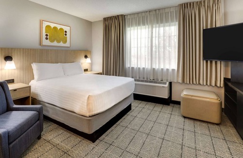 Doral Hotel | Unveil the Hidden Gem of Doral! 2 Spacious Units, Kitchen, Pool, Free Parking!