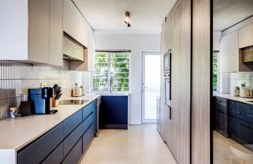 Bantry Bay Apartment | Unwind at Contemporary Alanda Apartment