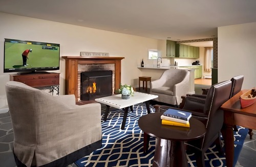 Manchester House | Unwind in Luxury: Elegant 4BR House for Relaxation | Pool | Bar | Restaurant