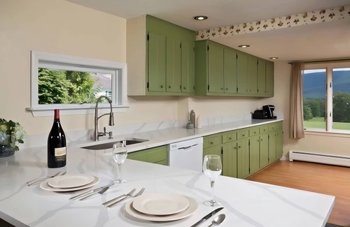 Manchester House | Unwind in Luxury: Elegant 4BR House for Relaxation | Pool | Bar | Restaurant