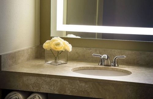 Lakeway Hotel | Unwind in Style and Comfort! Onsite Parking, Outdoor Pool!