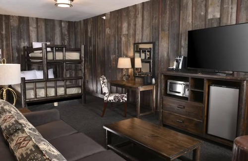 Broken Arrow Hotel | Unwind in Style: Broken Arrow Suite with Free Hot Breakfast | 2 Units