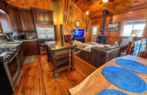 Fleetwood Cabin | Unwind in Style-FirePit, Fireplace & Mtn Views This Fall @AppalachianHideaway