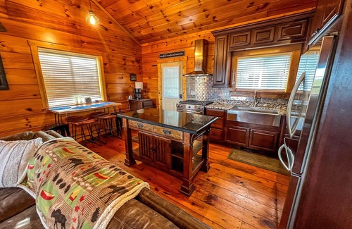 Fleetwood Cabin | Unwind in Style-FirePit, Fireplace & Mtn Views This Fall @AppalachianHideaway