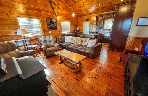 Fleetwood Cabin | Unwind in Style-FirePit, Fireplace & Mtn Views This Fall @AppalachianHideaway