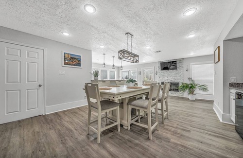 Seven Coves House | Unwind on the Deck - Steps from the Lake!