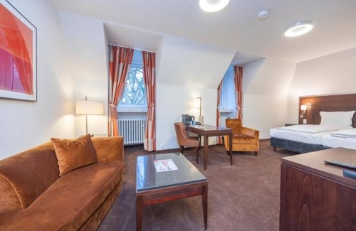 Heiligenhaus Apartment | Unwind Unit Near Villa Hügel Pets Allowed And Free Parking