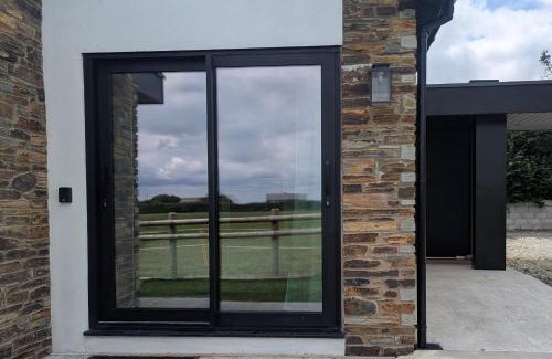 Holsworthy House | Up Shed - Modern Countryside King-size Ensuite With Own Access