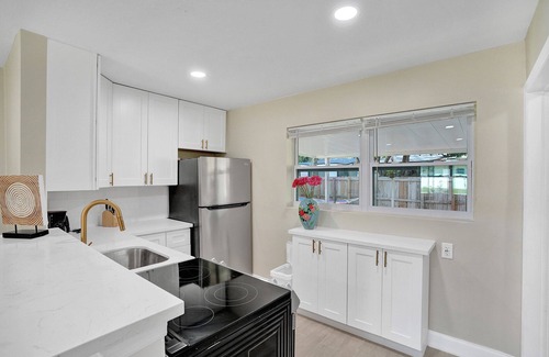 Central Oakland Park House | Updated 2/2 home w/a private back yard. 5 minutes from the beach and downtown.