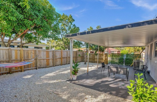 Central Oakland Park House | Updated 2/2 home w/a private back yard. 5 minutes from the beach and downtown.